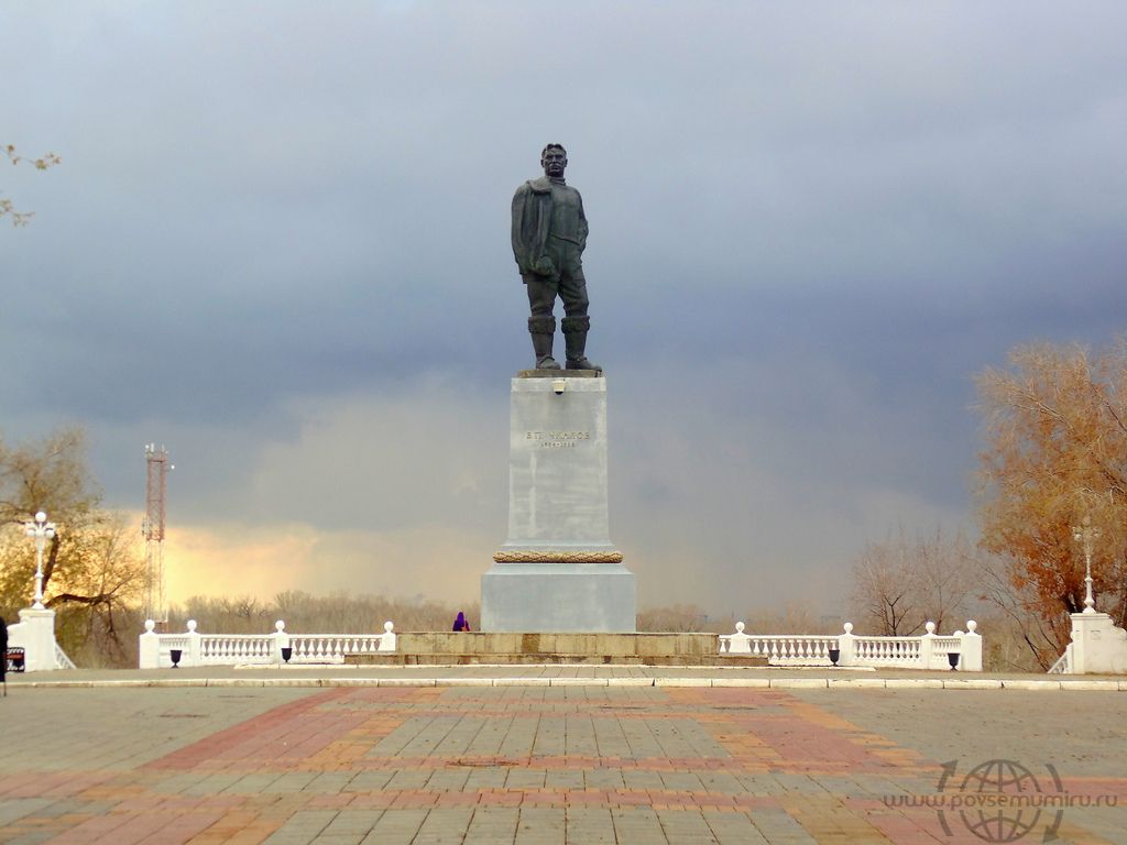 Памятник Чкалову Оренбург